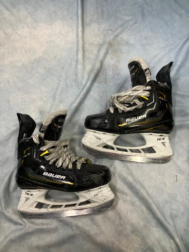 Junior Bauer Supreme M5 Pro Hockey Skates Regular Width Size 2 (Used)