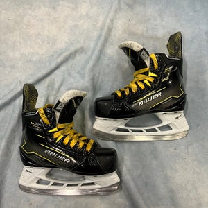 Youth Bauer Supreme M40 Hockey Skates Regular Width 11 (Used)