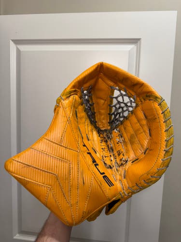 Juuse Saros Nashville Predators True Catalyst PX3 Regular Pro Stock Used Goalie Glove