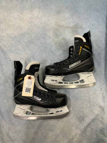 Junior Bauer Supreme S150 Hockey Skates Regular Width Size 2 (Used)