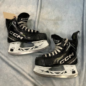 Junior CCM Tacks XF 80 Hockey Skates Regular Width Size 2 (Used)