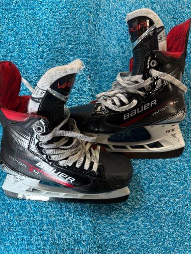 Intermediate Bauer Vapor X4 Hockey Skates 6.5 (Used)