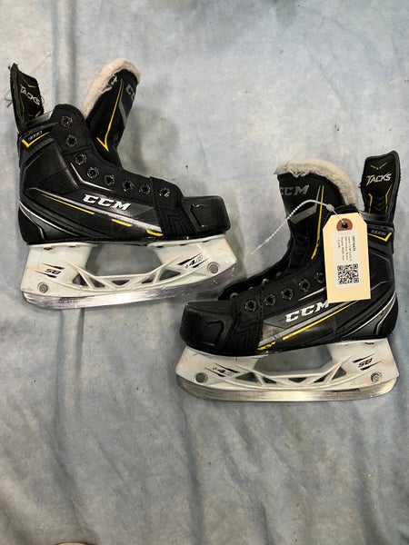 Junior CCM Tacks 9080 Hockey Skates Regular Width Size 1 (Used)