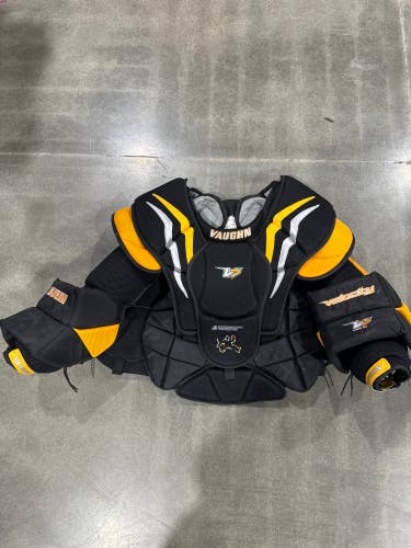 Senior Medium Vaughn Velocity V7 Goalie Chest Protector (Used)