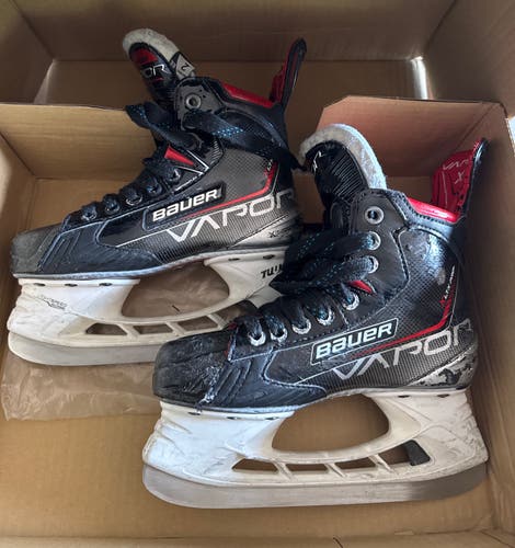 2023 Bauer Vapor X Hockey Skates Extra Wide Width Size 2 (Used)