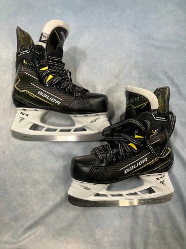 Junior Bauer Supreme M40 Hockey Skates Regular Width Size 2 (New)