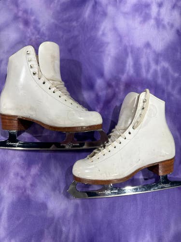 White Riedell Figure Skates Adult 5 (Used)