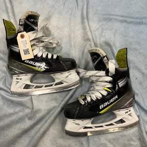Junior Bauer Vapor X4 Hockey Skates Regular Width Size 2 (Used)