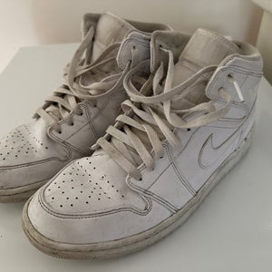 Men's Size M 10.5 (W 11.5) Adult Air Jordan Shoes (Used)