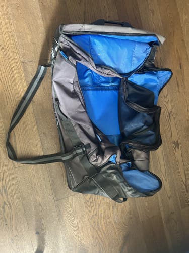 Bauer Player Rolling Hockey Bag (Used) - Free Shipping included