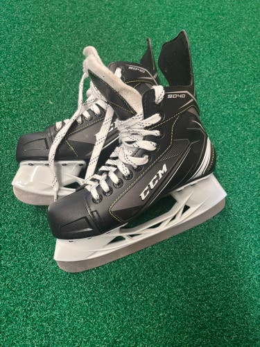 CCM Tacks 9040 Hockey Skates Size 5 (Used)