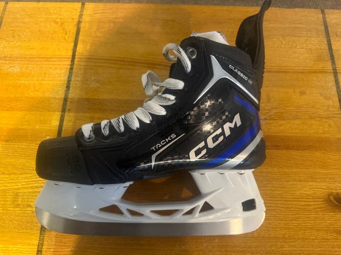 CCM Hockey Skates Regular Width 8.5 (New)