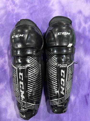Junior CCM Tacks 9550 Shin Pads 10" (Used)