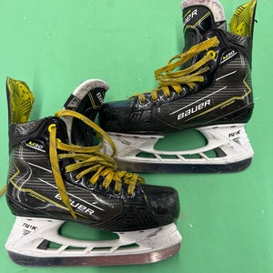 Intermediate Bauer Supreme M30 Hockey Skates Regular Width Size 4.5 (Used)
