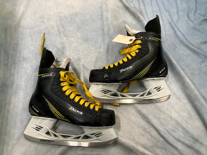 Senior CCM Tacks 2052 Hockey Skates Regular Width 7.5 (Used)