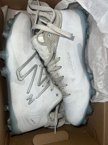 White Men's Size M 9.0 (W 10.0) Adult New Balance Freeze 4.0 (Used)