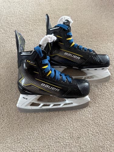 2024 Bauer Supreme M40 Hockey Skates Regular Width 13 (Used)