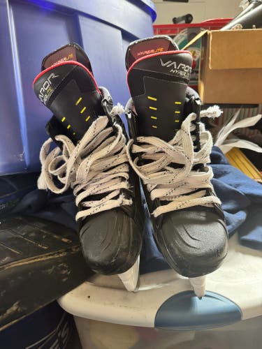 Bauer Vapor Hyperlite Hockey Skates Regular Width 8 (Used)