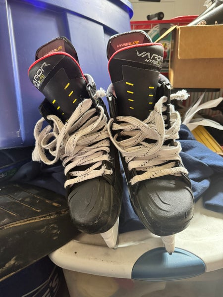 Bauer Vapor Hyperlite Hockey Skates Regular Width 8 (Used)