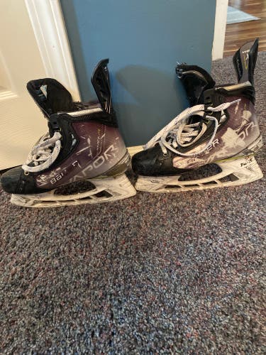 Bauer Vapor Hyperlite Hockey Skates 7 (Used)