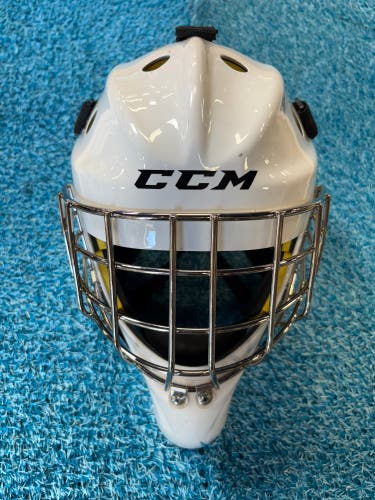 White Junior CCM Axis 1.5 Goalie Mask | 53-58cm, 6 5/8 - 7 1/4 (Used)