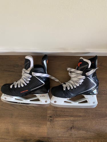 Easton Mako Hockey Skates Regular Width Size 4 (New)
