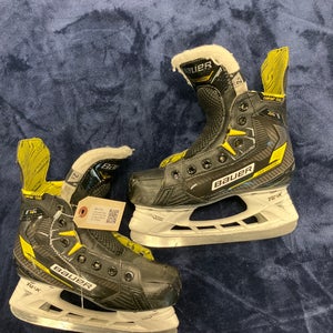 Junior Bauer Supreme M4 Hockey Skates Regular Width Size 2.5 (Used)