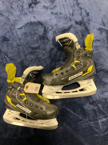 Junior Bauer Supreme M4 Hockey Skates Regular Width Size 2.5 (Used)