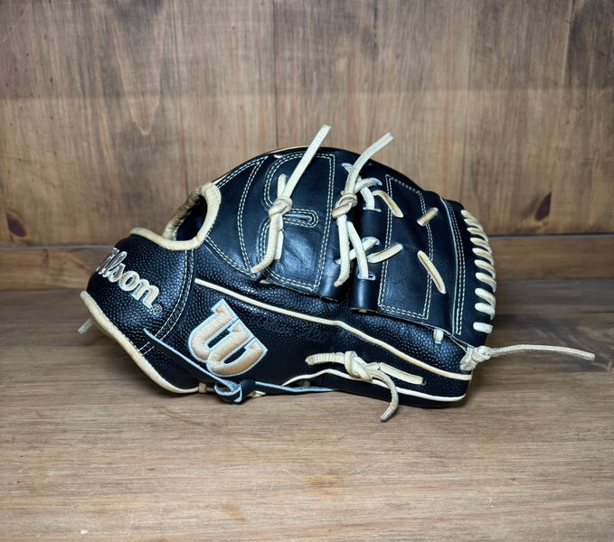 Wilson A2000 B2 RHT Pitcher's 12" 2-Piece Closed Web