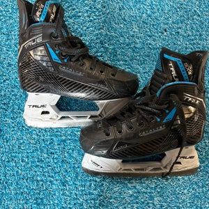 Junior True Catalyst 5X4 Hockey Skates Regular Width Size 2 (Used)