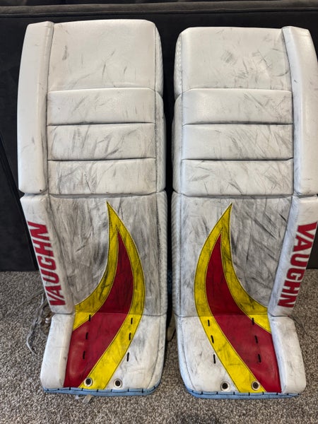 2022 33" Vaughn Velocity V9 Pro Carbon Goalie Leg Pads (Used)