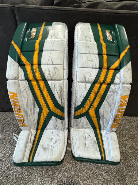 2023 33" Vaughn V10 Pro Carbon Goalie Leg Pads (Used)