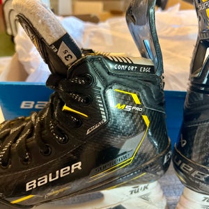 2022 Bauer Supreme M5 Pro Hockey Skates Extra Wide Width Size 3.5 (Used)