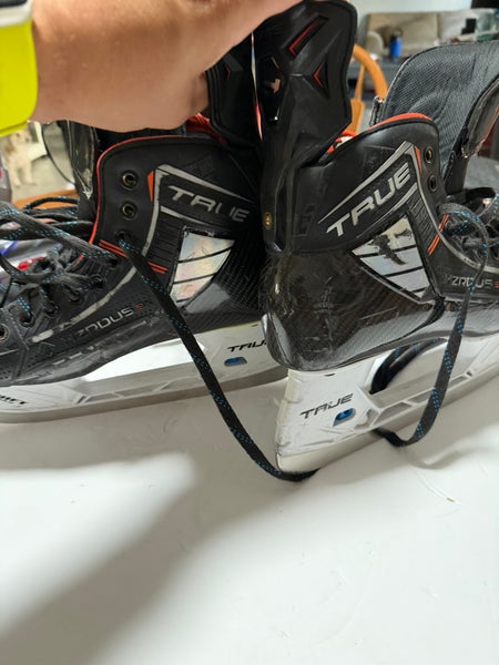 True HZRDUS 9X Hockey Skates Regular Width 7.5 (Used)
