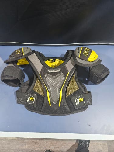 Medium Youth Bauer Supreme 1S Shoulder Pads (Used)