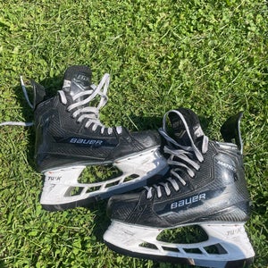 Senior Bauer Supreme Matrix Hockey Skates 8 (Used)