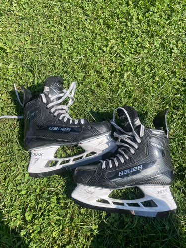 Senior Bauer Supreme Matrix Hockey Skates 8 (Used)