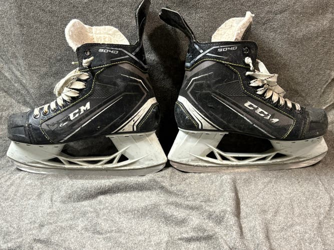 Used Intermediate CCM 9040 Hockey Skates Regular Width Size 6