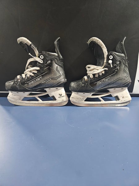 2023 Bauer Supreme M50 Pro Hockey Skates Regular Width Size 3.5 (Used)