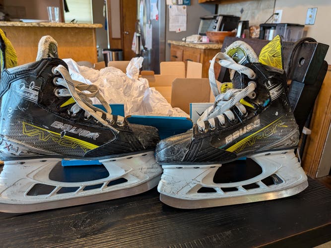 Bauer Hockey Skates Regular Width Size 3.5 (Used)