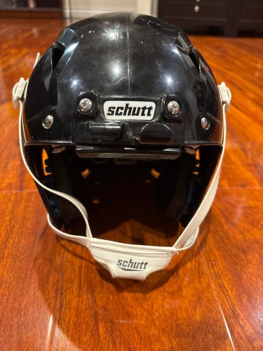 Medium Youth Schutt Vengeance A11 Helmet (Used)