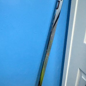 Intermediate Bauer Vapor Hyperlite 2 Right Handed Hockey Stick P92 (New)