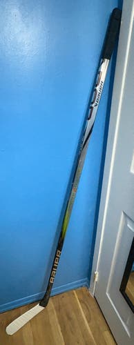 Intermediate Bauer Vapor Hyperlite 2 Right Handed Hockey Stick P92 (New)