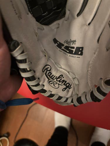 Rawlings RH Baseball Glove