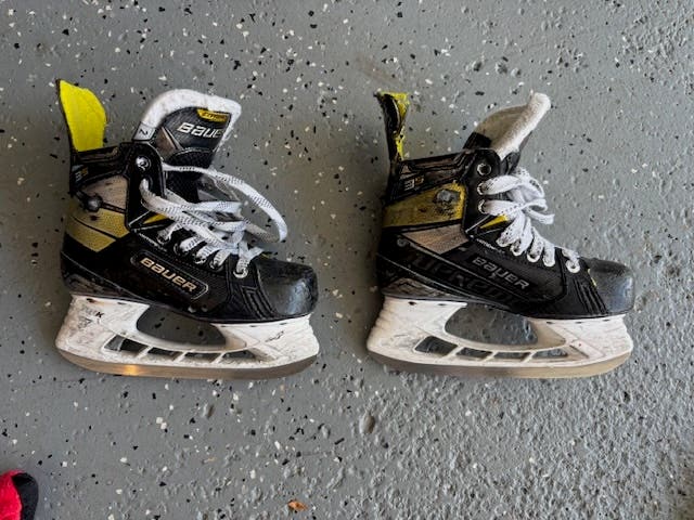 Bauer Supreme 3S Hockey Skates Regular Width Size 2 (Used)