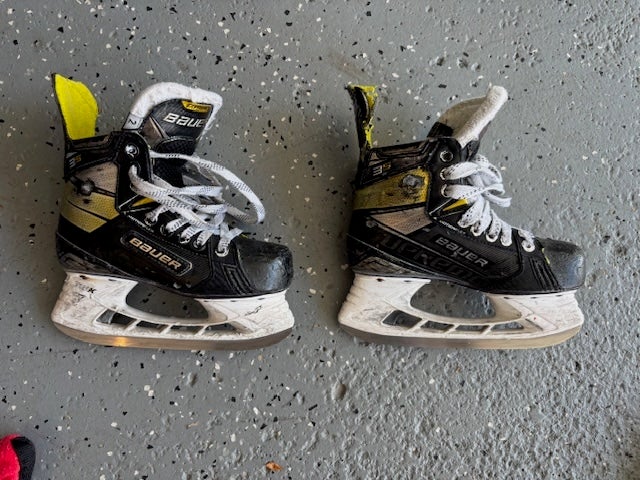 Bauer Supreme 3S Hockey Skates Regular Width Size 2 (Used)