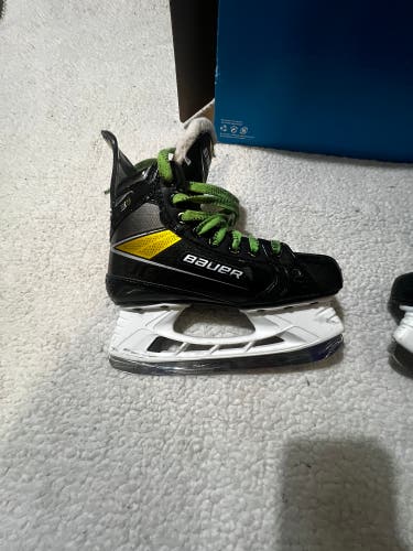 2020 Bauer Supreme 3S Pro Hockey Skates Regular Width Size 3.5 (Used)