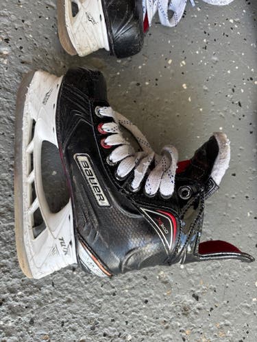 Bauer Vapor X600 Hockey Skates Regular Width Size 2 (Used)
