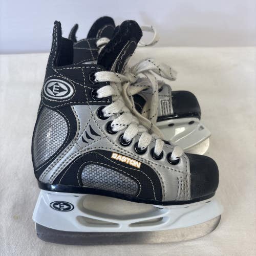Junior Youth Size 8 Easton Synergy 700 Ice Hockey Skates. Excellent Condition