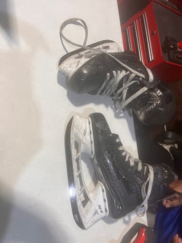 Bauer Supreme Mach Hockey Skates Regular Width Size 5 (Used)
